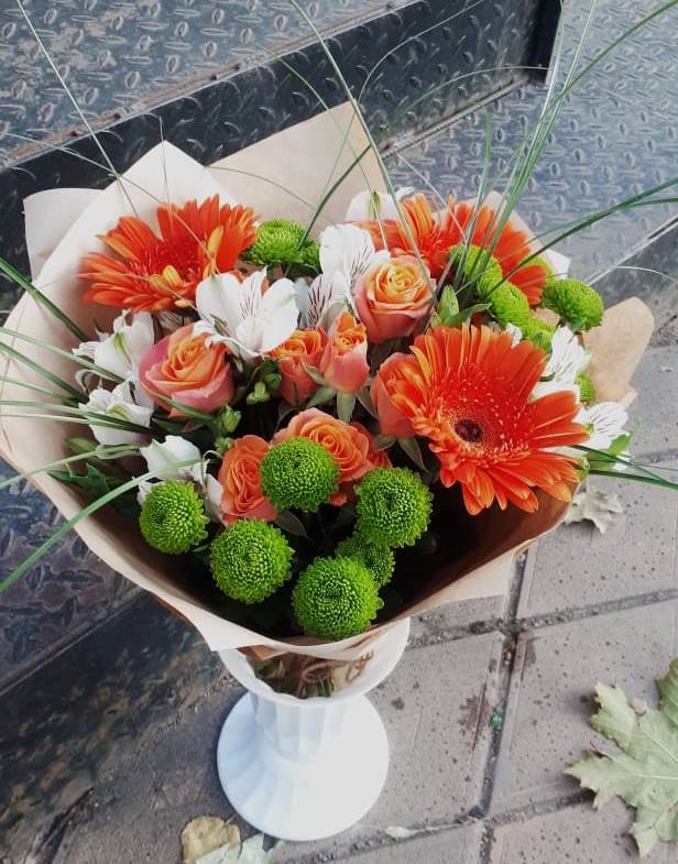 Букет огненно-рыжий в Суворовское Крым Букет цветов из: Герберы, Хризантемы, Альстромерии и Розы в Суворовское Крым