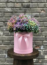 Композиция Яркие эмоции в Суворовское Крым Цветочная композиция из Гипсофила и Розы в шляпной коробке в Суворовское Крым