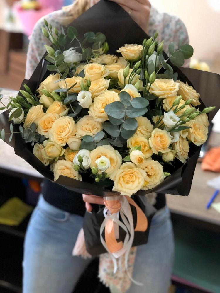 Букет птица счастья в Суворовское Крым Букет цветов из: Розы и Лизиантусы в Суворовское Крым