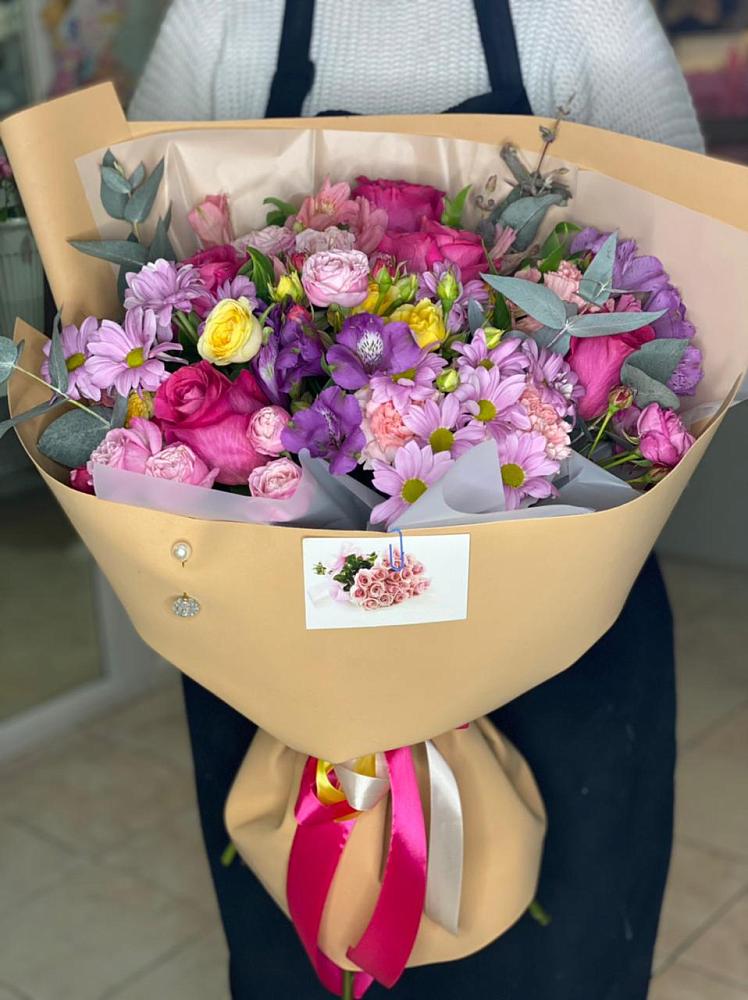 Букет вдохновленный любовью в Суворовское Крым Букет цветов из: Хризантемы, Гвоздики и Альстромерии в Суворовское Крым