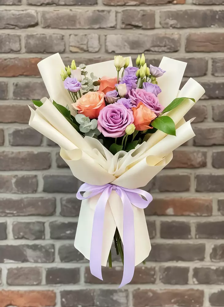 Букет цветочные ноты в Суворовское Крым Букет цветов из: Лизиантусы и Розы в Суворовское Крым