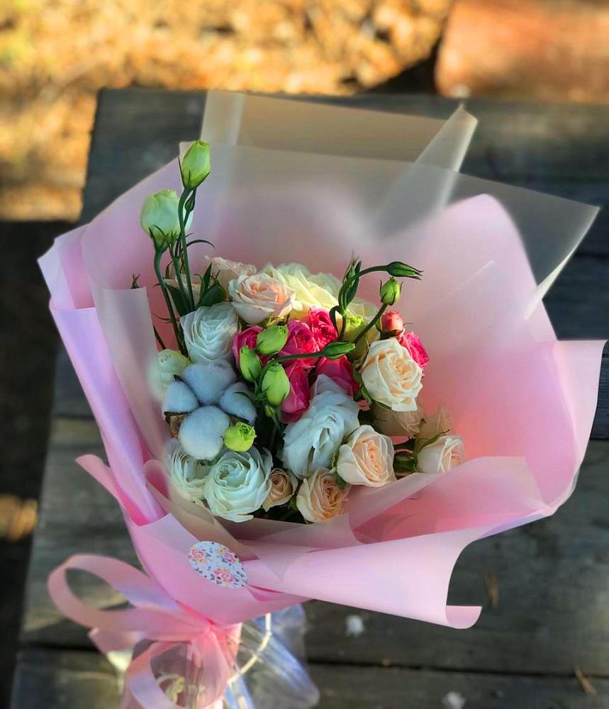 Букет цветочный коктейль в Суворовское Крым Букет цветов из: Розы и Лизиантусы в Суворовское Крым