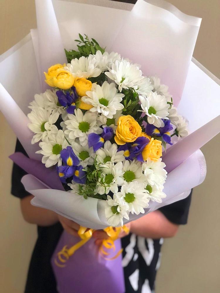 Букет солнечный привет в Суворовское Крым Букет цветов из: Ирисы, Хризантемы и Розы в Суворовское Крым