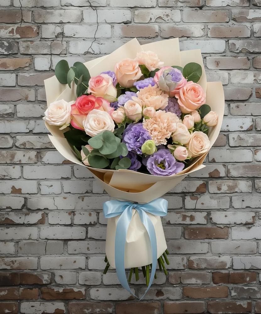 Букет Феерия в Суворовское Крым Букет цветов из: Розы, Лизиантусы и Гвоздики в Суворовское Крым