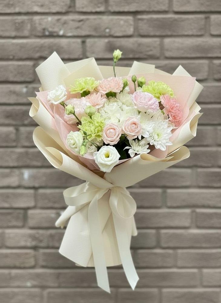 Букет Трепет мечты в Суворовское Крым Букет цветов из: Гвоздики, Розы, Лизиантусы и Хризантемы в Суворовское Крым