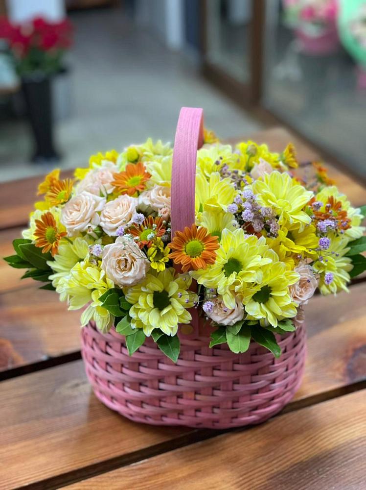 Композиция цветы лета в Суворовское Крым Цветочная композиция из Хризантемы и Розы в корзине в Суворовское Крым