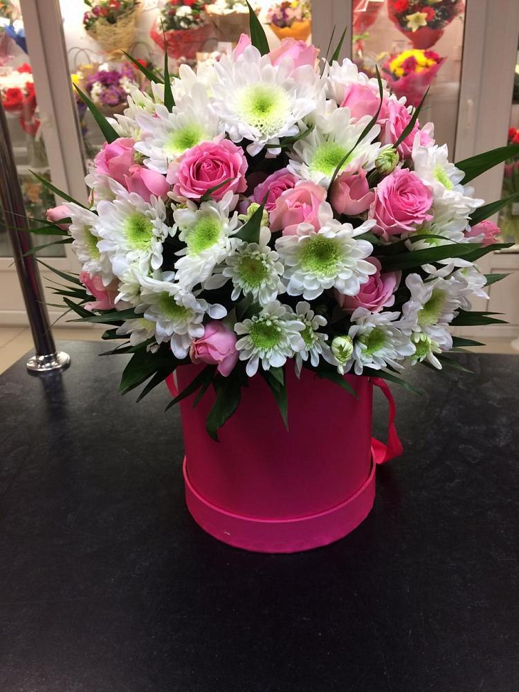 Композиция грация в Суворовское Крым Цветочная композиция из Розы и Хризантемы в шляпной коробке в Суворовское Крым