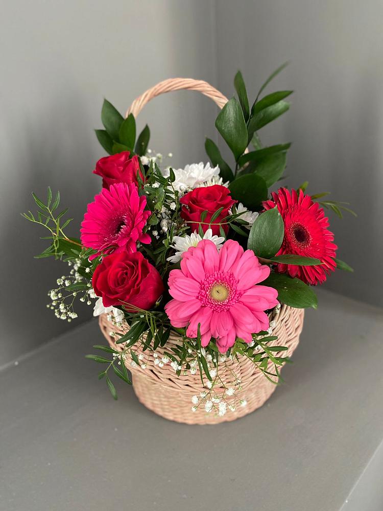 Композиция радостное событие в Суворовское Крым Цветочная композиция из Розы, Хризантемы и Герберы в корзине в Суворовское Крым