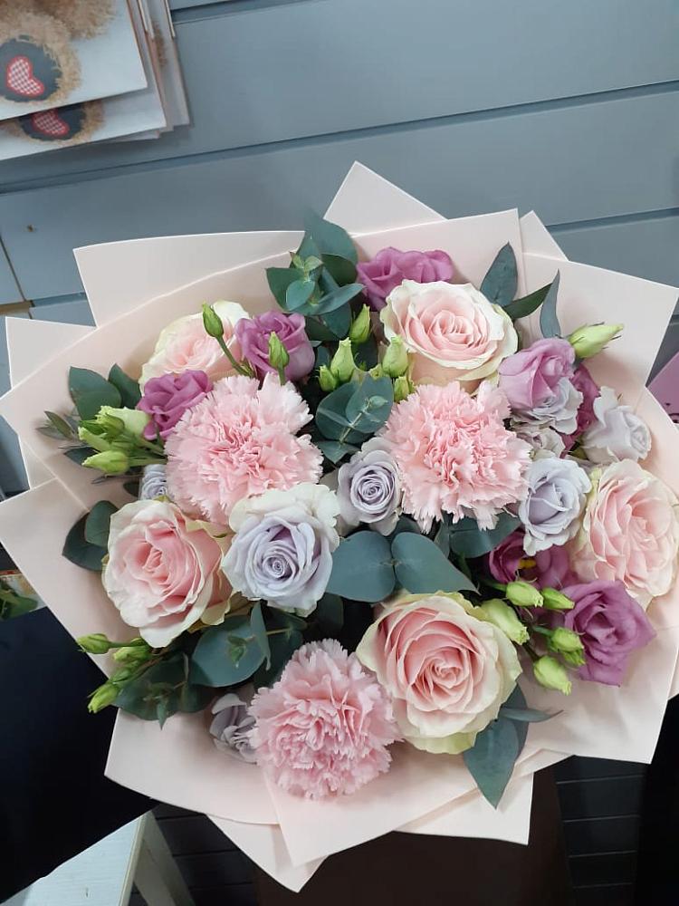 Букет обаятельный в Суворовское Крым Букет цветов из: Розы, Гвоздики и Лизиантусы в Суворовское Крым