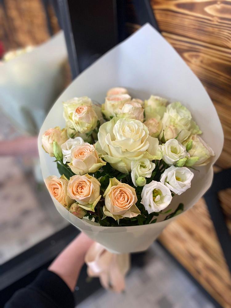 Букет Летний бриз в Суворовское Крым Букет цветов из: Розы и Лизиантусы в Суворовское Крым